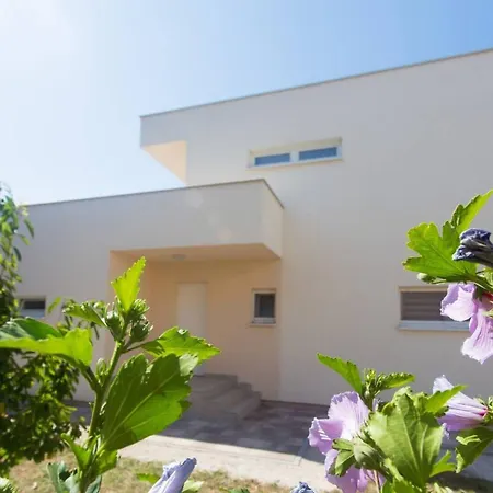 Dreamin With Heated Pool & Hot Tub Villa