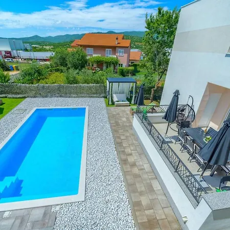 Dreamin With Heated Pool & Hot Tub *