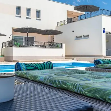 Dreamin With Heated Pool & Hot Tub Villa