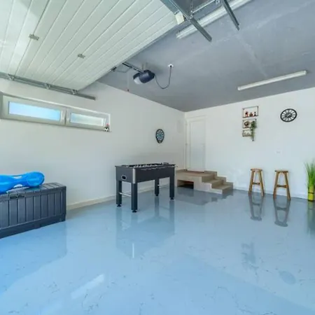 Villa Dreamin With Heated Pool & Hot Tub *