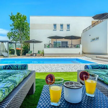Dreamin With Heated Pool & Hot Tub Villa Kraj (Split)
