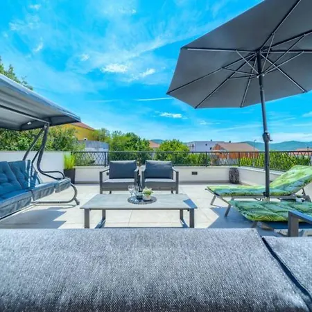 Dreamin With Heated Pool & Hot Tub Villa