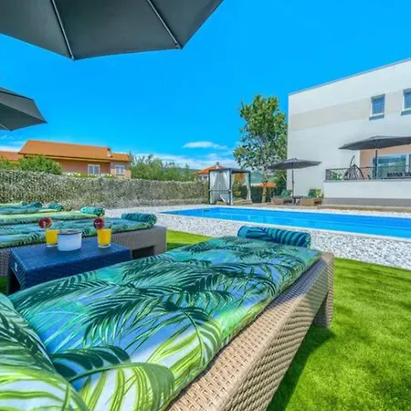 Dreamin With Heated Pool & Hot Tub Villa *