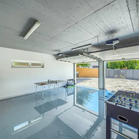 Villa Dreamin With Heated Pool & Hot Tub
