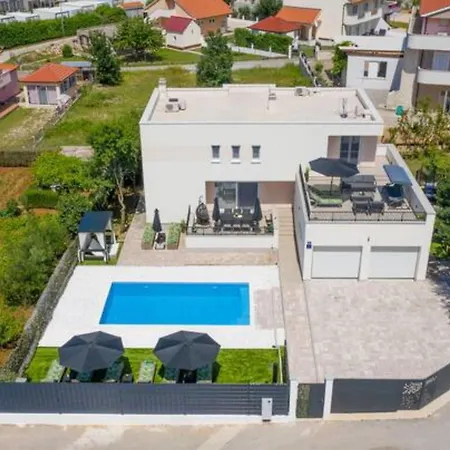 Villa Dreamin With Heated Pool & Hot Tub