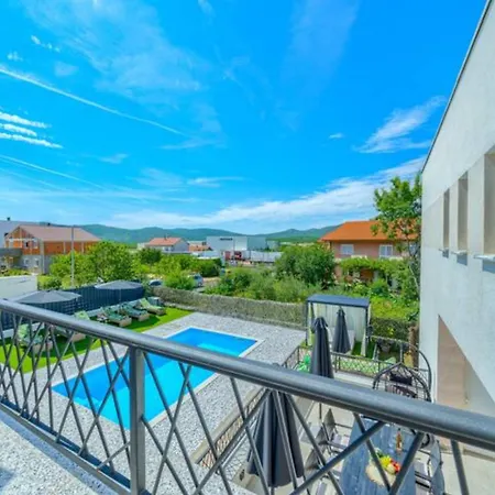 Dreamin With Heated Pool & Hot Tub Villa Kraj (Split)