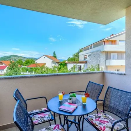 Dreamin With Heated Pool & Hot Tub Villa