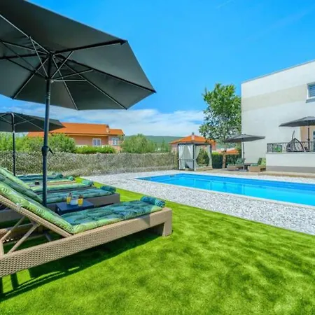 Dreamin With Heated Pool & Hot Tub Villa *