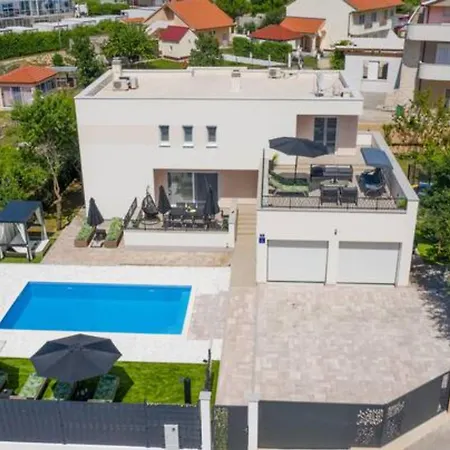 Villa Dreamin With Heated Pool & Hot Tub *