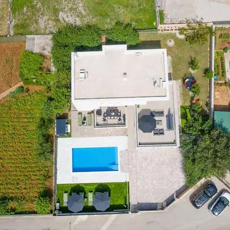 Dreamin With Heated Pool & Hot Tub