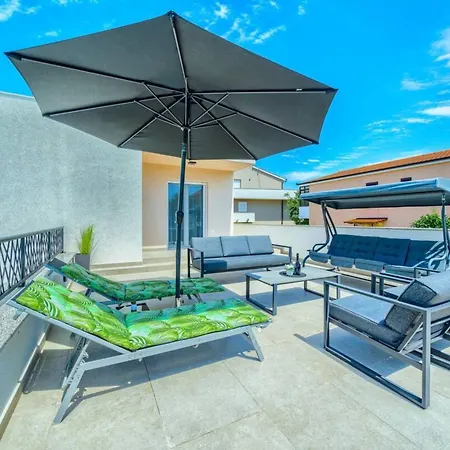 Villa Dreamin With Heated Pool & Hot Tub *
