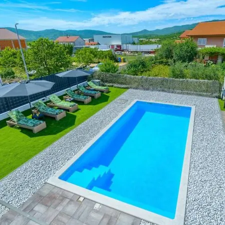 Dreamin With Heated Pool & Hot Tub Villa