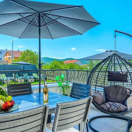 Dreamin With Heated Pool & Hot Tub Villa *